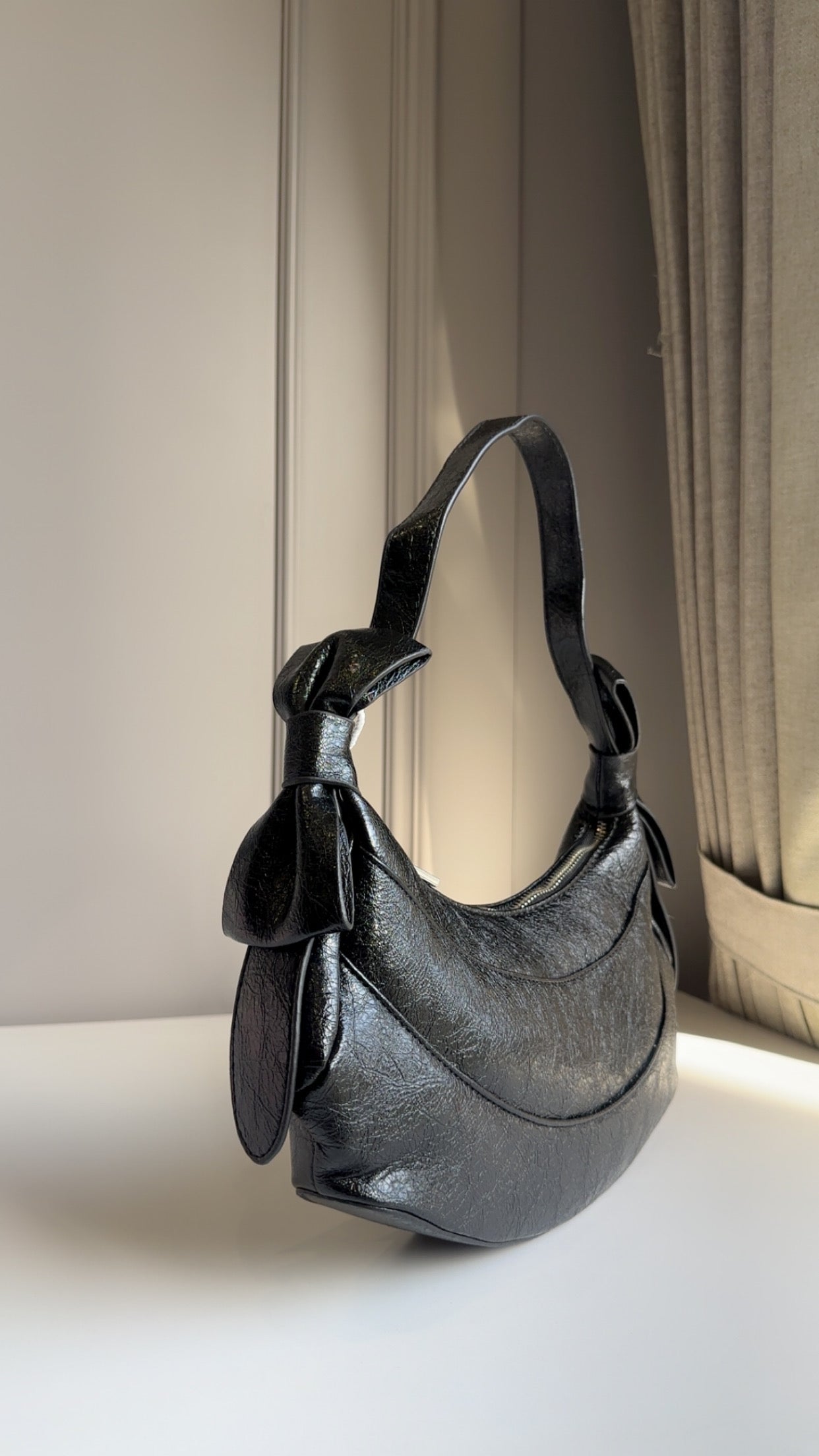 Bow shoulder bag