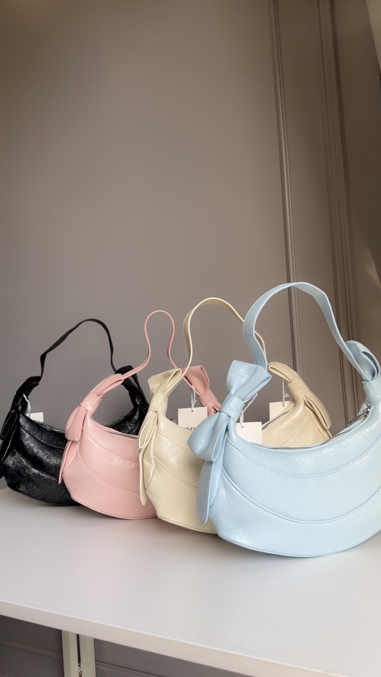 Bow shoulder bag