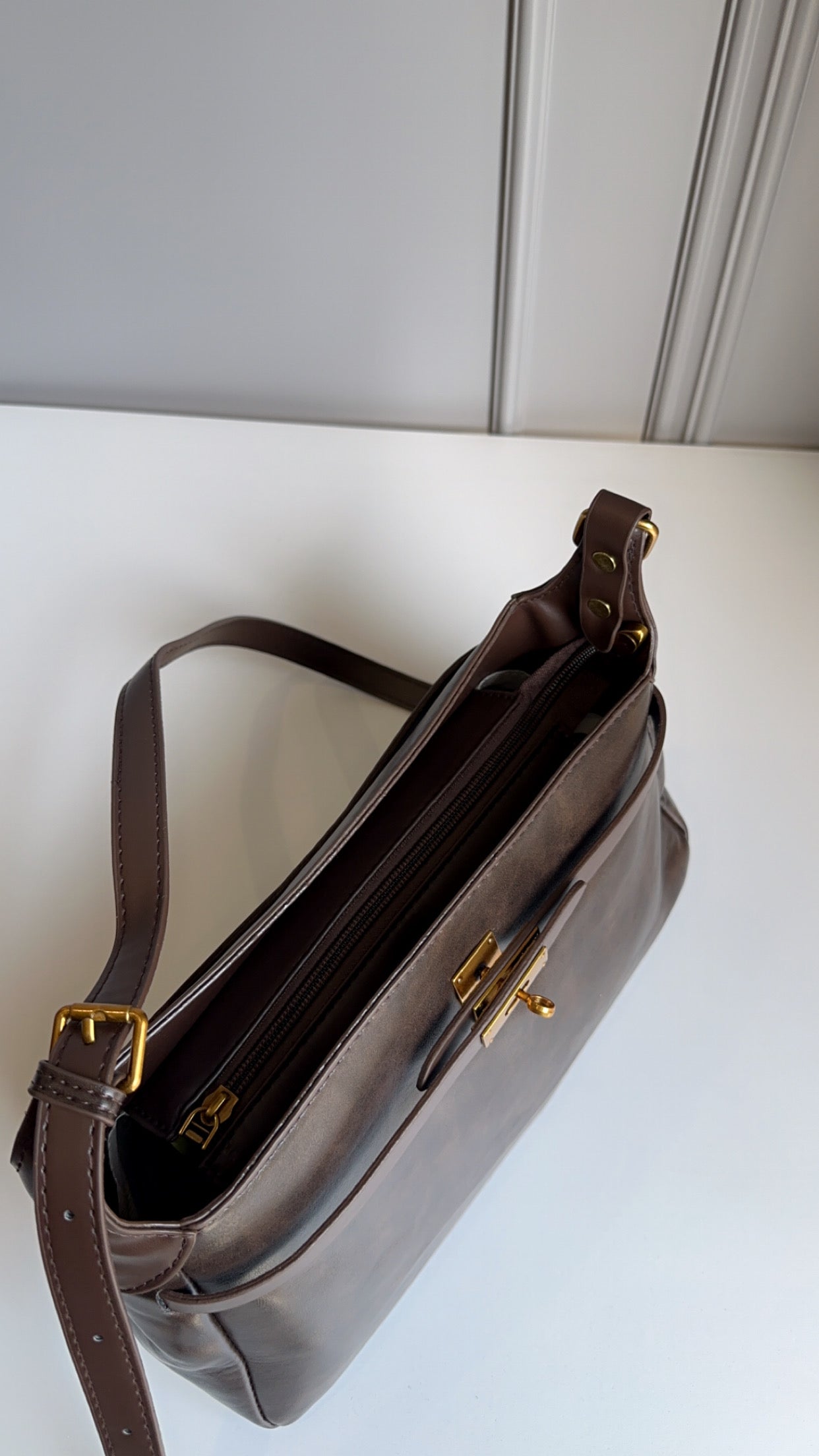 Demure vogue shoulder bag