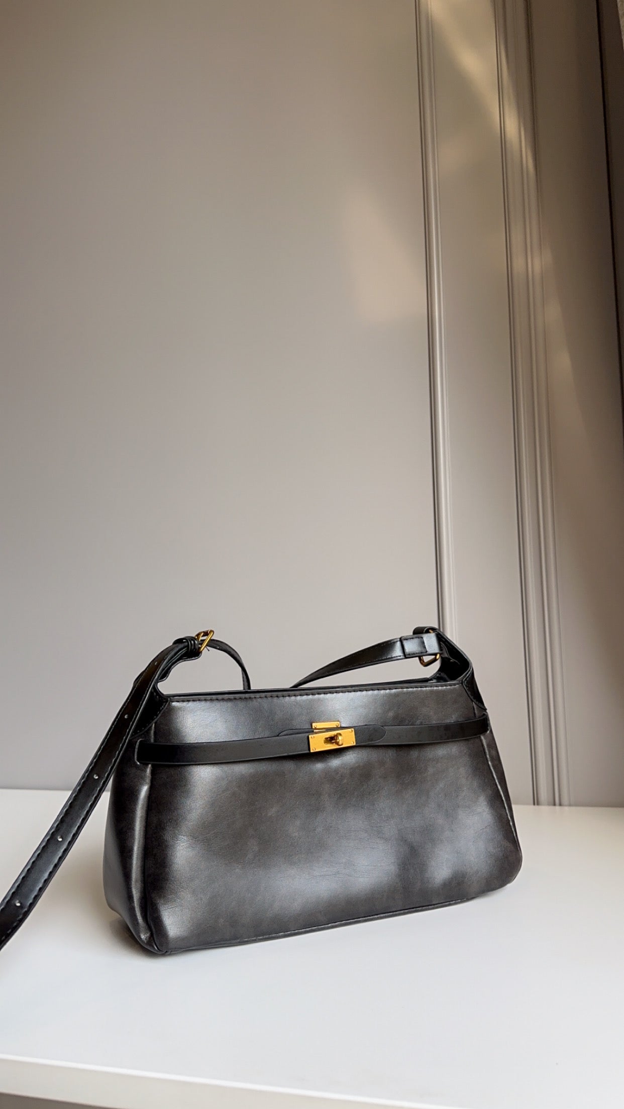 Demure vogue shoulder bag