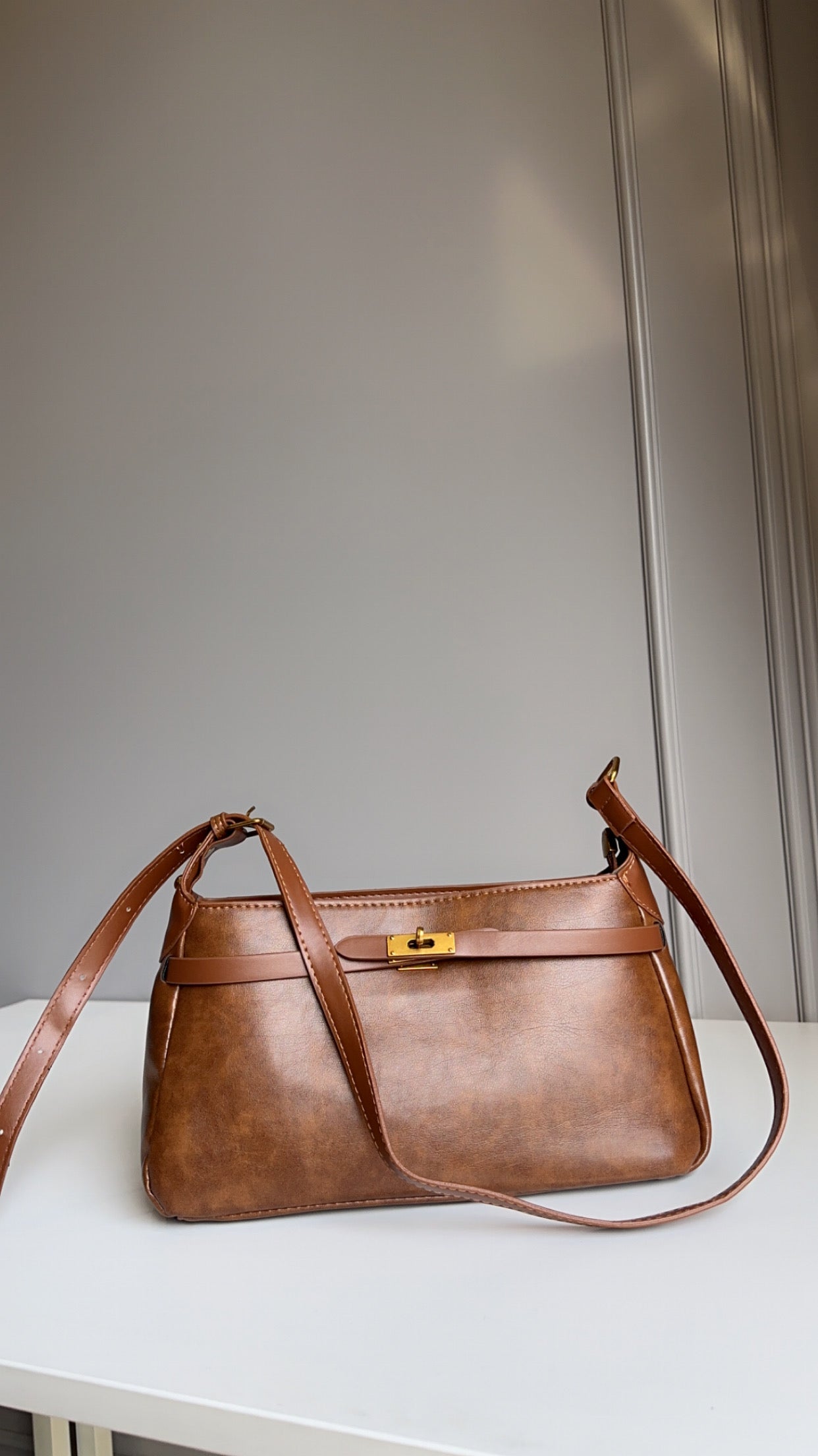 Demure vogue shoulder bag