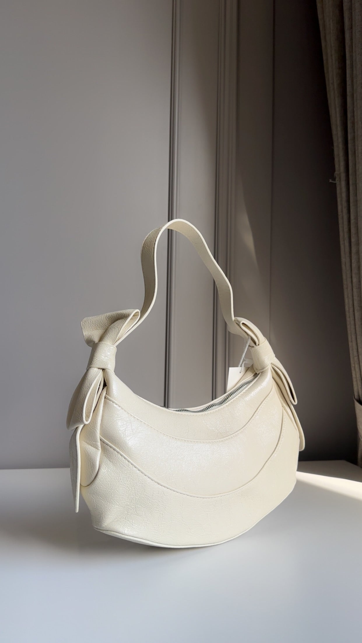 Bow shoulder bag