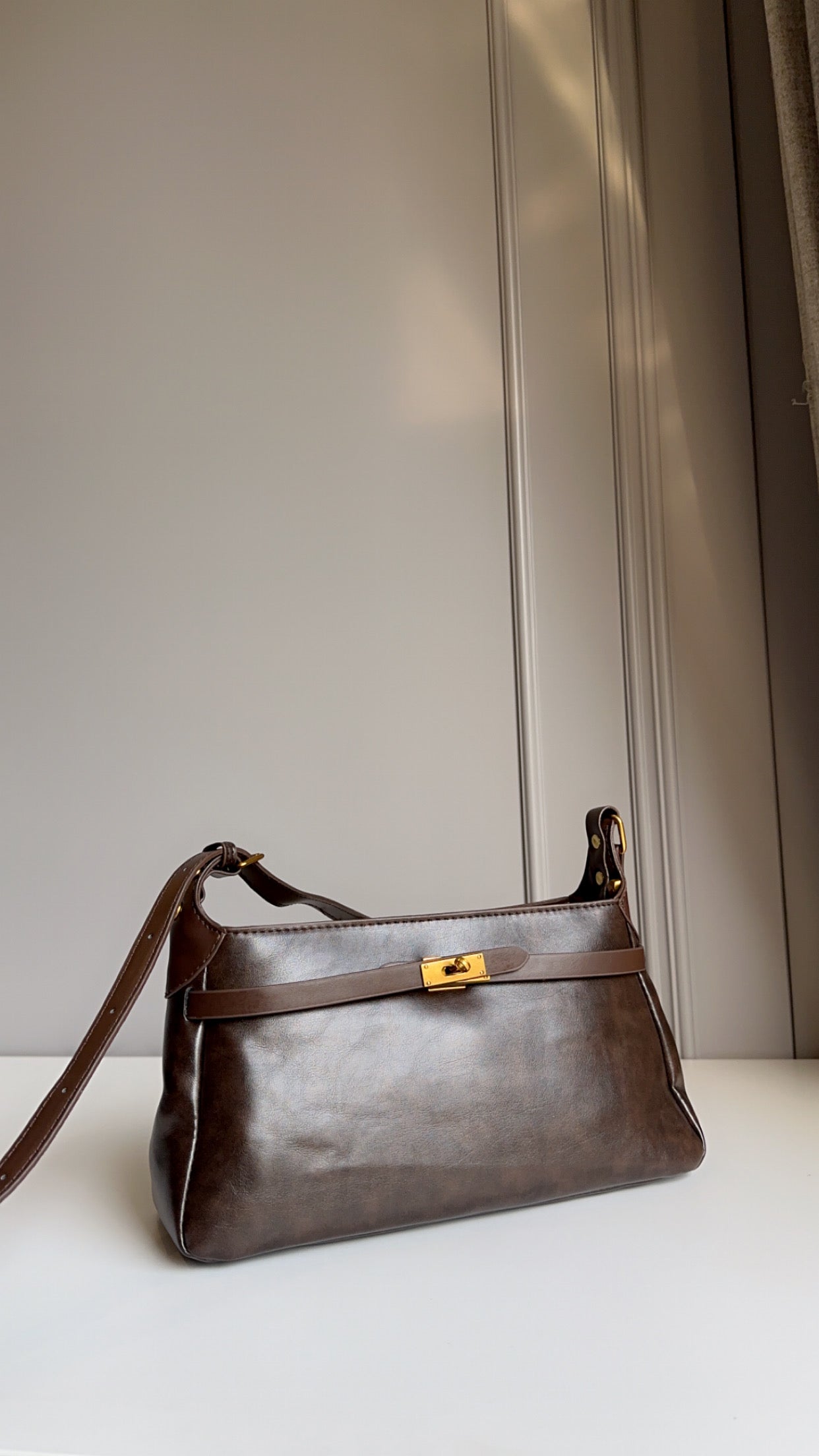 Demure vogue shoulder bag
