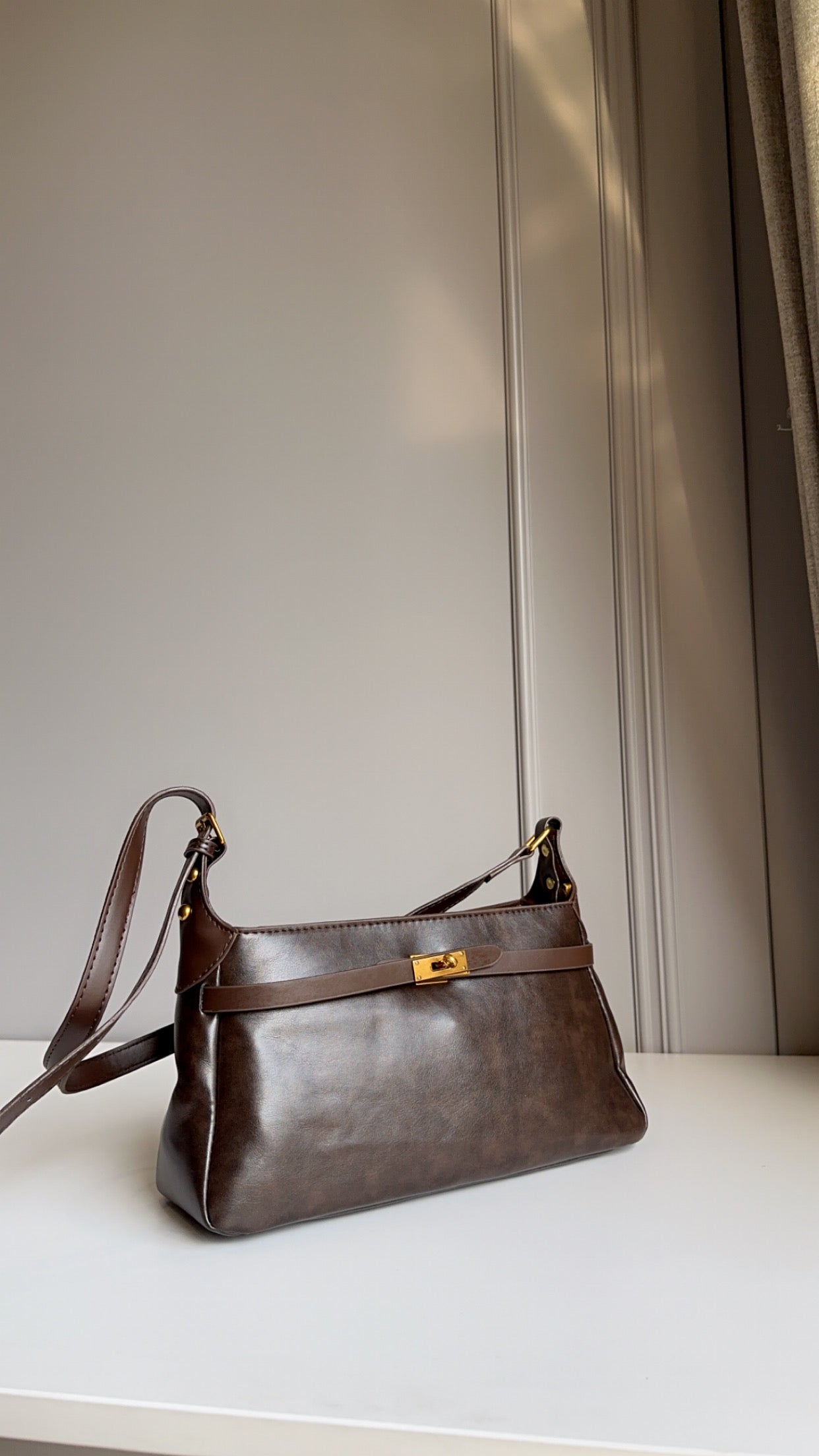 Demure vogue shoulder bag