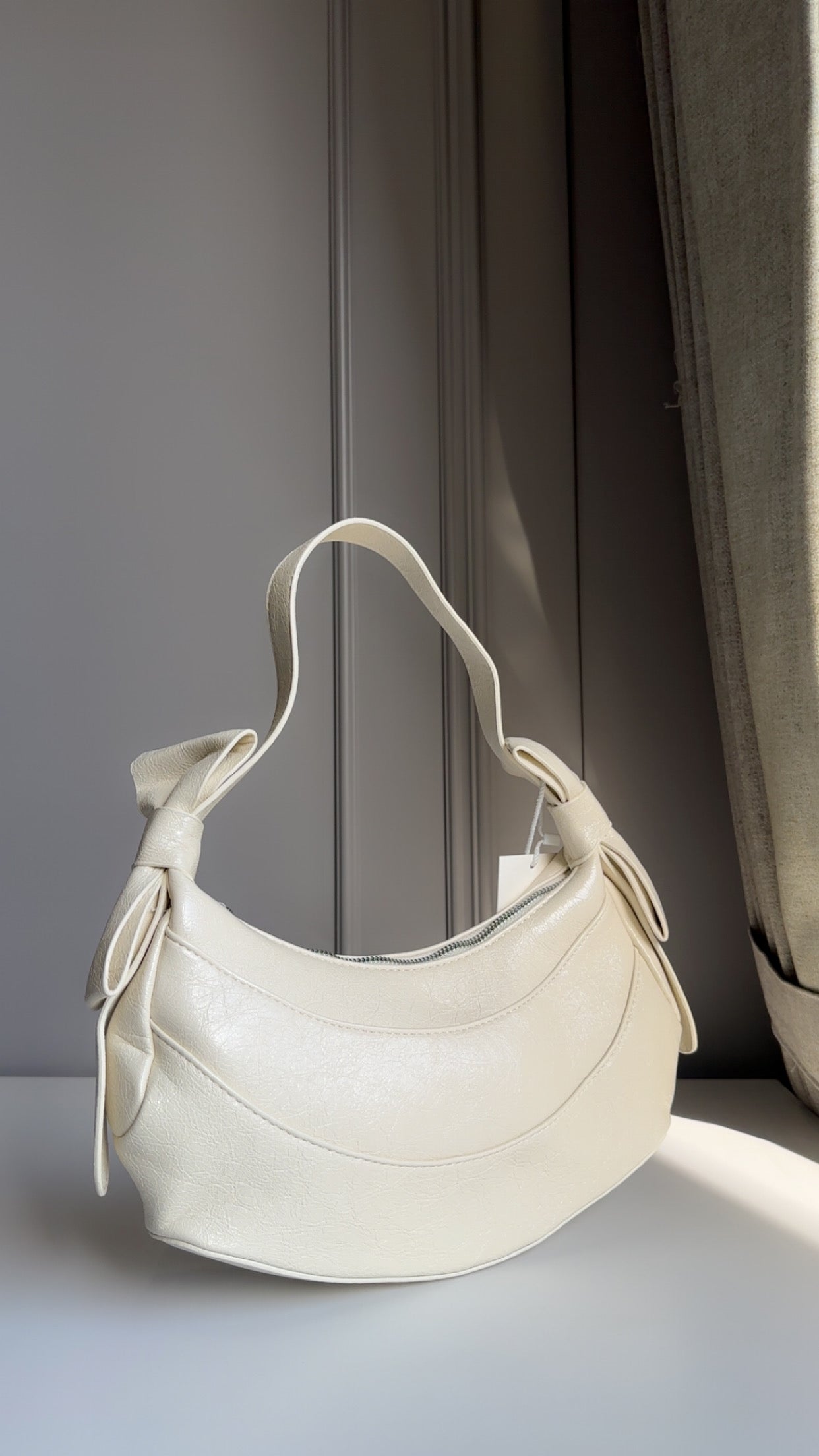 Bow shoulder bag