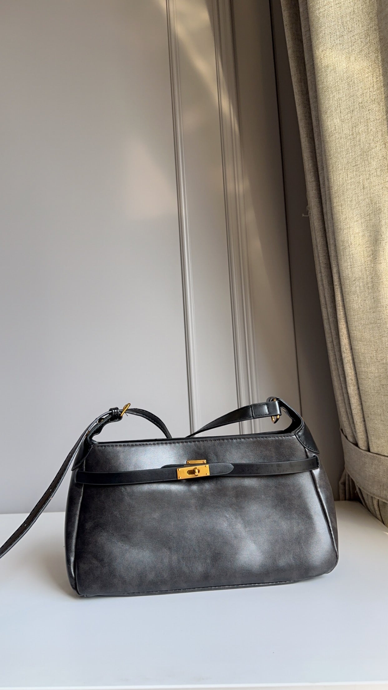Demure vogue shoulder bag