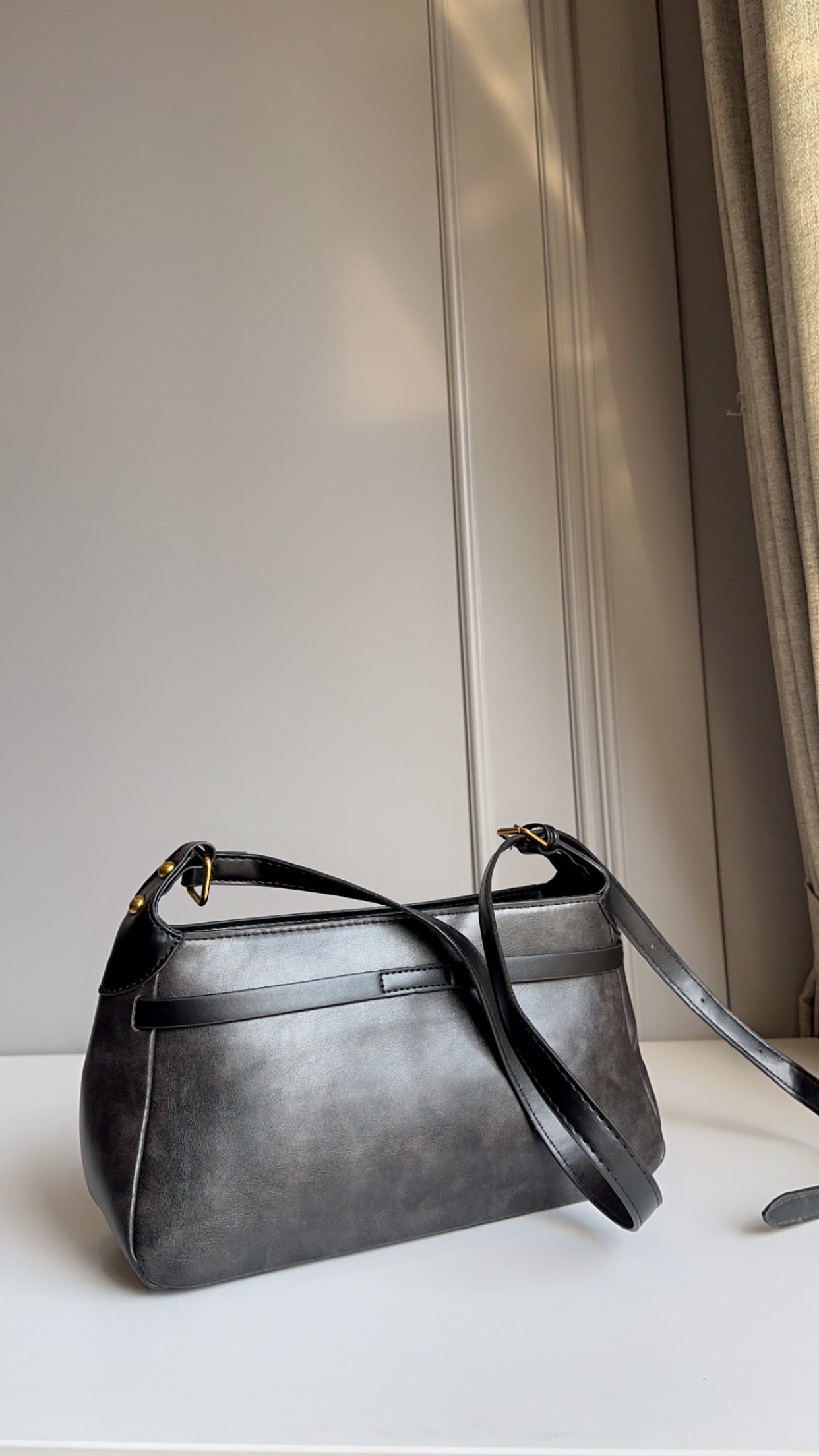 Demure vogue shoulder bag