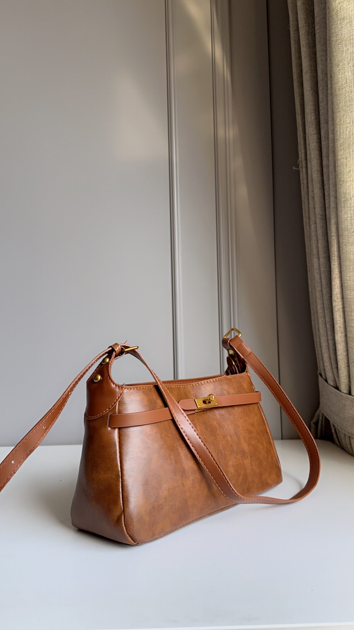 Demure vogue shoulder bag