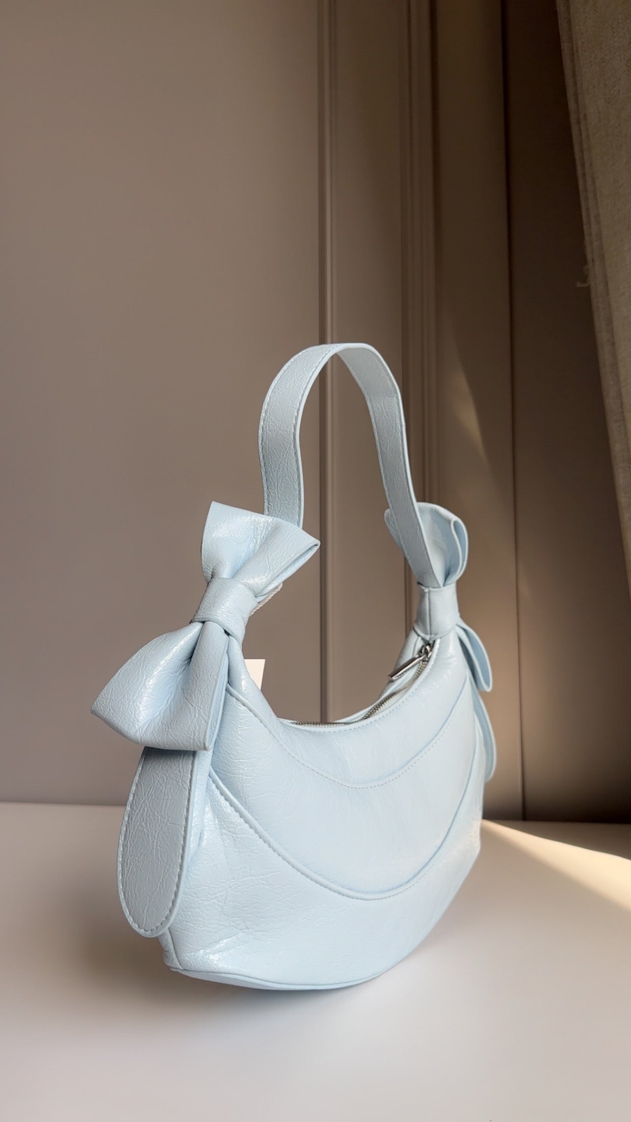 Bow shoulder bag