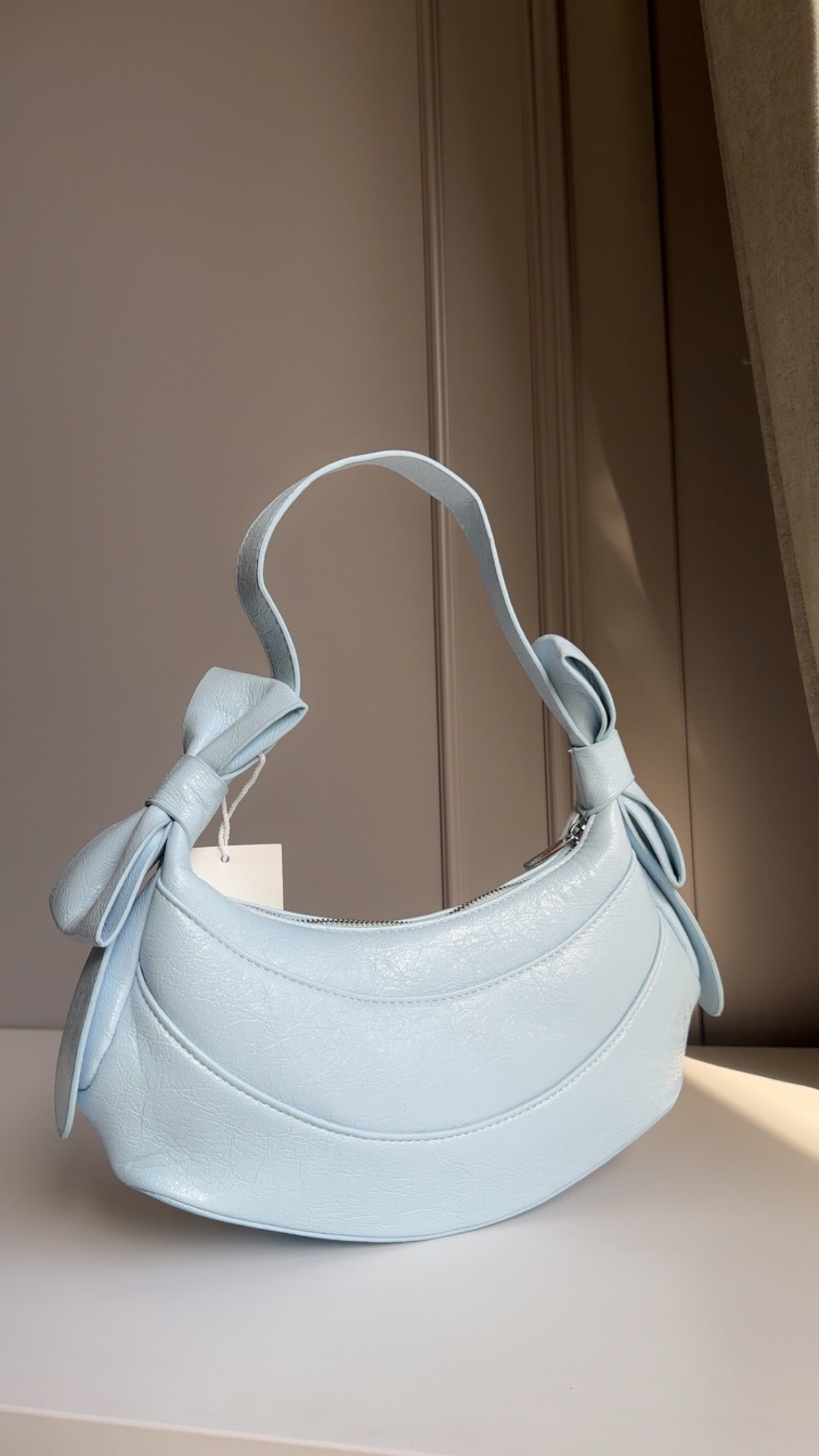 Bow shoulder bag