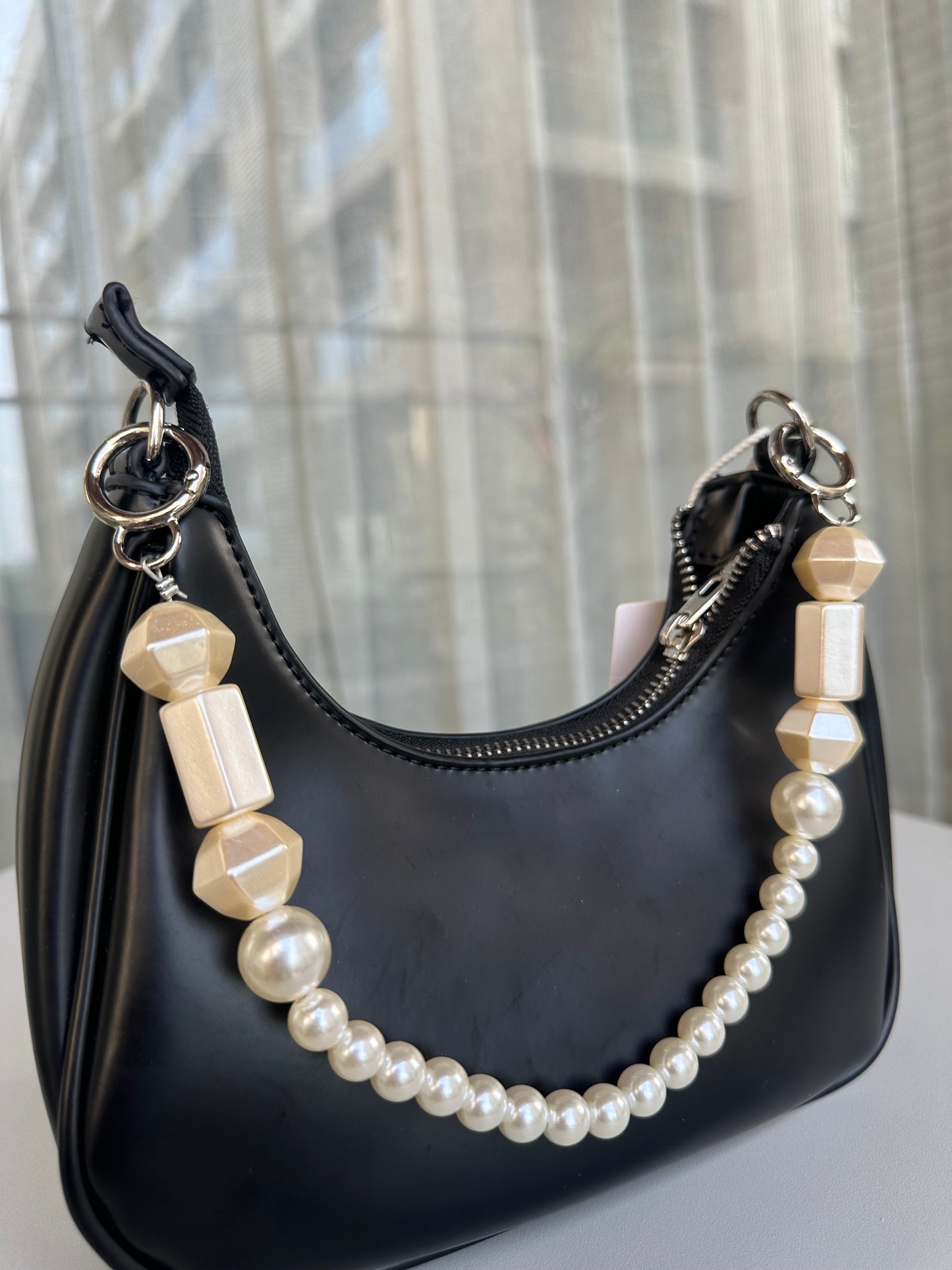 The “IT” girl shoulder bag